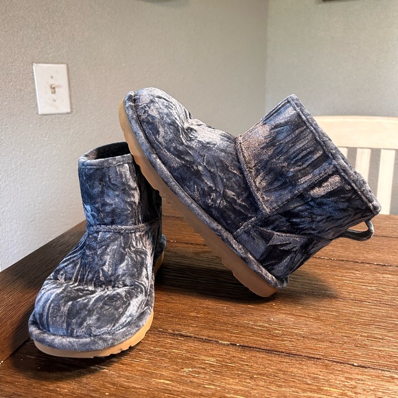 Ugg Classic Mini II in crushed velvet size 6 - Picture 2 of 11
